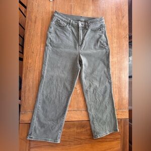 Chicos high rise straight leg crop size 8